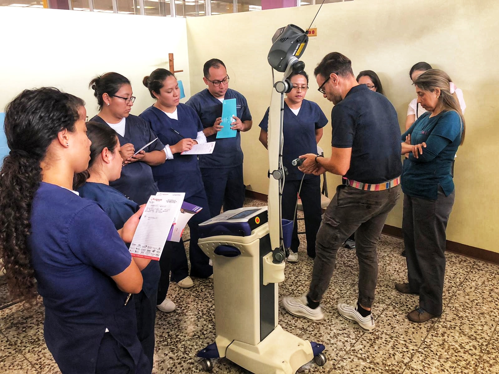 Corso magnetoterapia e laser Mphi 5 ASA - Ospedale Militare Guatemala