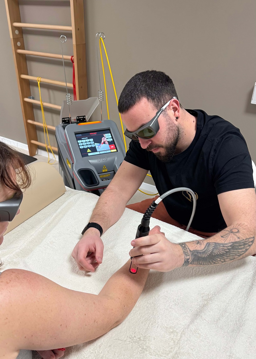 Rok Zakbar treating a wrist with HIRO laser device