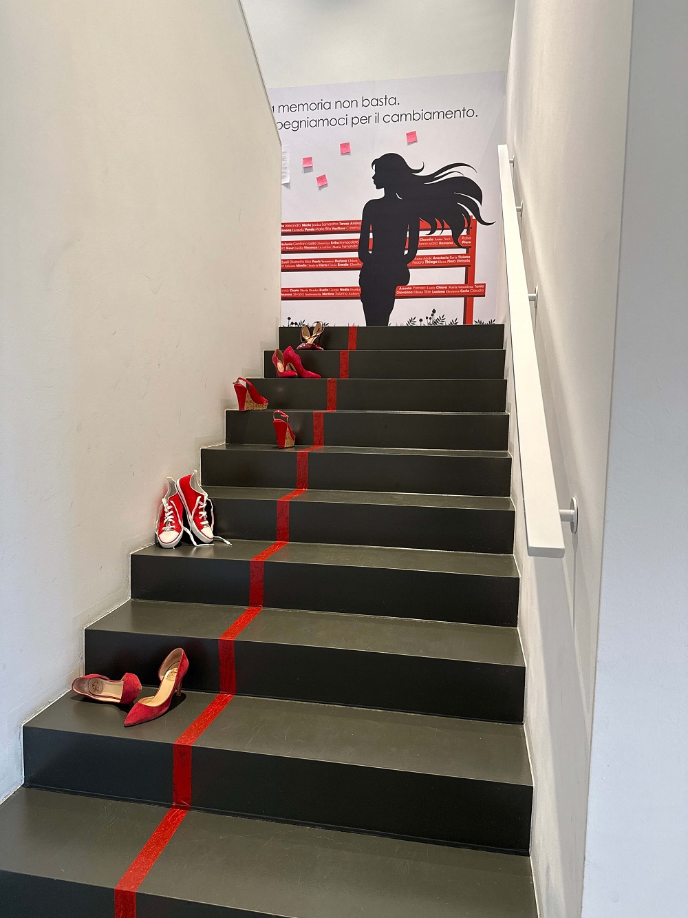 Installazione ASA per il 25 Novembre La scala di ASA con le scarpe rosse